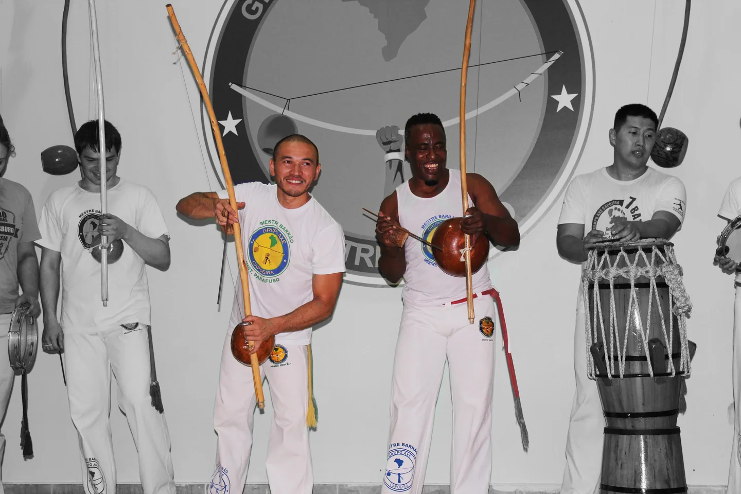 Участники Grupo Axé Capoeira с музыкальными инструментами